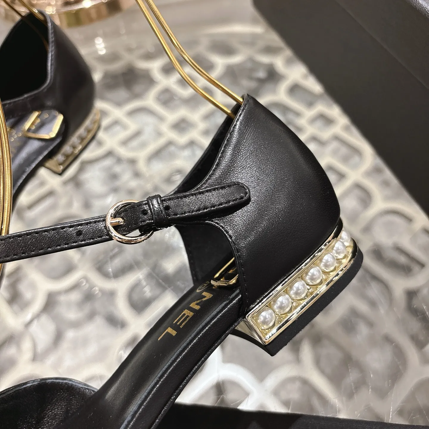 👟👟Ex-factory price 560👟👟 25ss early autumn new Xiaoxiang Chanel pearl double C buckle T-strap Mary Jane shoes pearl heel buckle shoes doll shoe design is so cute 💥The daughter of a rich family has the sense of sight, retro sweetness and age reduction! Mary Jane's unique noble texture allows you to practice various combinations of beauty. Beauty and comfort coexist. Who can not be tempted? The high-end simple style will never go out of style when worn again and again. It vividly interprets the charm of the exclusive fragrance. More possibilities for shaping. Original molded hardware buckle. Upper: lambskin. Lining: sheepskin. Outsole: genuine leather outsole imported from Italy. Size: 35-39 (40.41 custom-made, non-refundable).